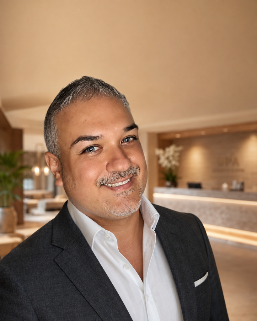 Jerome de Jesús con recepción spa de fondo